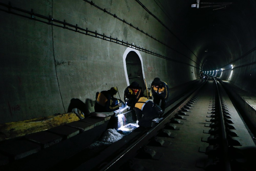 乳山铁路运营隧道病害现状